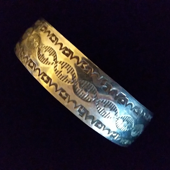 VINTAGE Signed Native American Navajo Sterling Silver Wide Cuff Bracelet - Picture 16 of 16